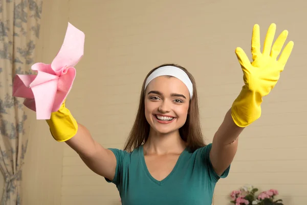 Empregada doméstica e tarefas domésticas — Fotografia de Stock