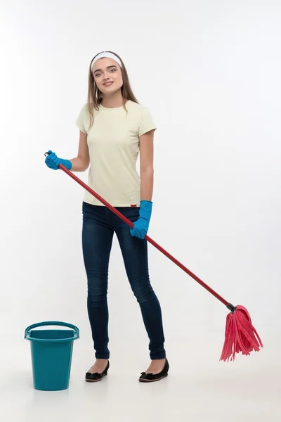 Dienstbode en huishoudelijke klusjes — Stockfoto