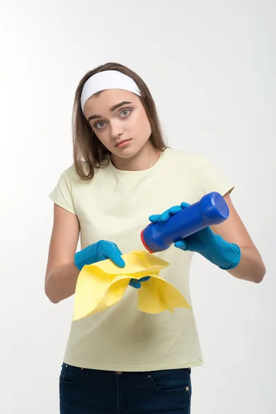 Empregada doméstica e tarefas domésticas — Fotografia de Stock