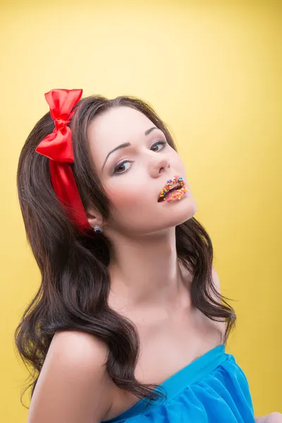 Сексуальная женщина со сладостями — стоковое фото