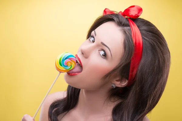 Sexy Frau mit Süßigkeiten — Stockfoto