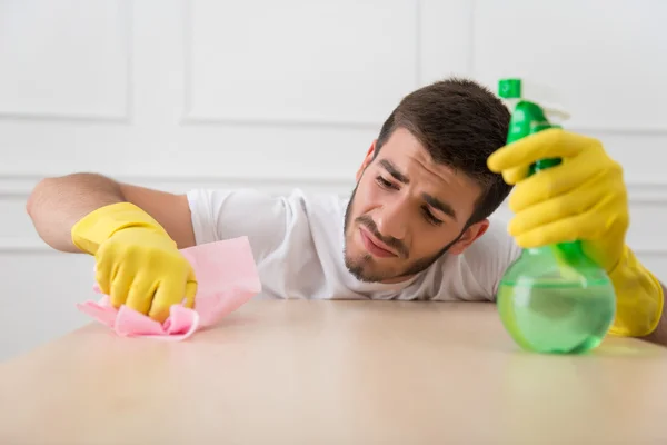 Inserviente privandoti della sporcizia — Foto Stock