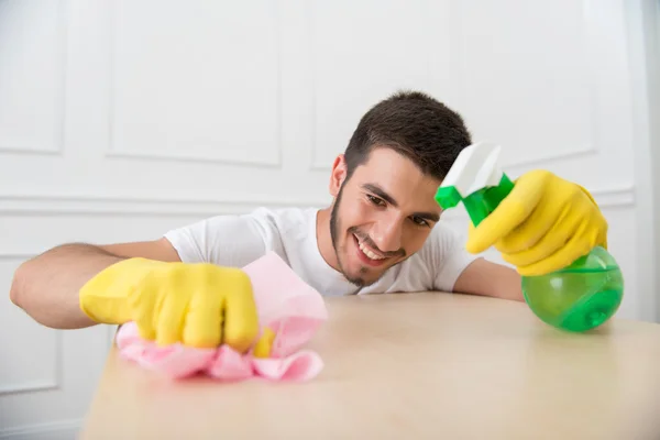 Inserviente privandoti della sporcizia — Foto Stock