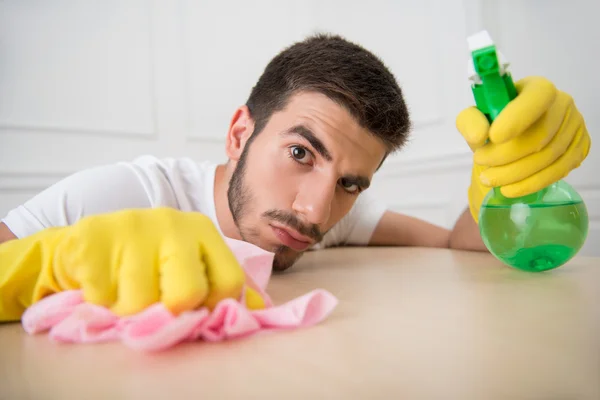 Inserviente privandoti della sporcizia — Foto Stock