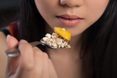 Asyalı kadın ve meyve suyu