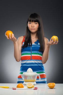 Asyalı kadın ve meyve suyu