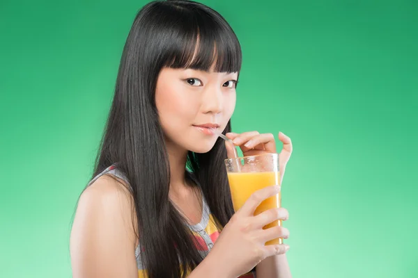 Asiatische Frau und Saft — Stockfoto