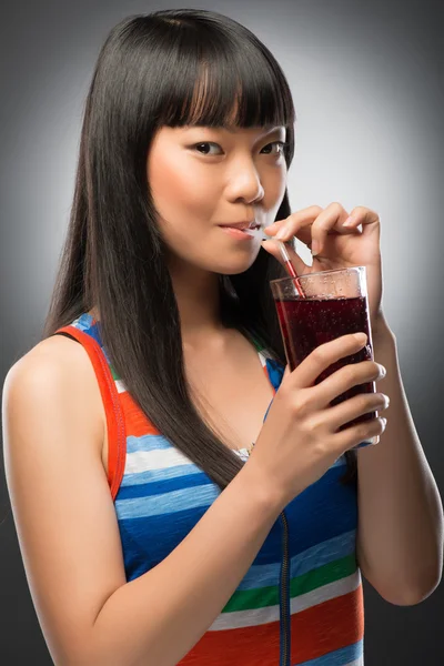 Asiatische Frau und Saft — Stockfoto