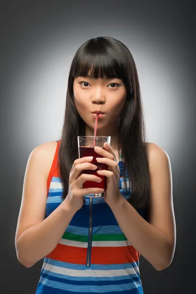 Asian woman and juice — Stock Photo, Image