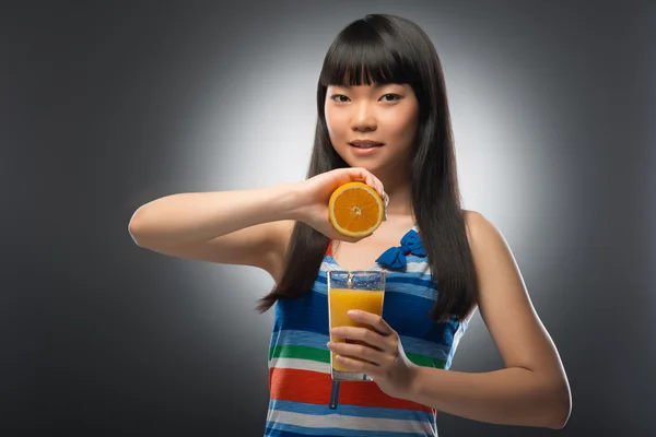 亚洲女子和果汁 — 图库照片