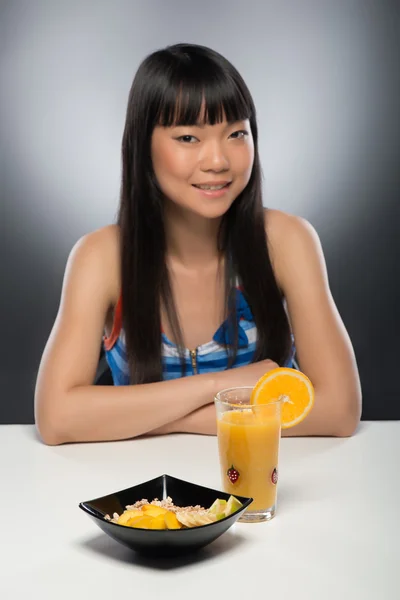 Asian woman and juice — Stock Photo, Image