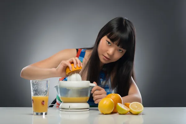 Asiatisk kvinna och juice — Stockfoto