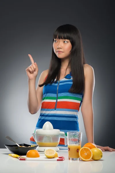 Asian woman and juice — Stock Photo, Image