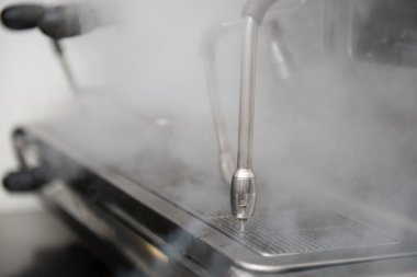 barista ve kahve makinesi