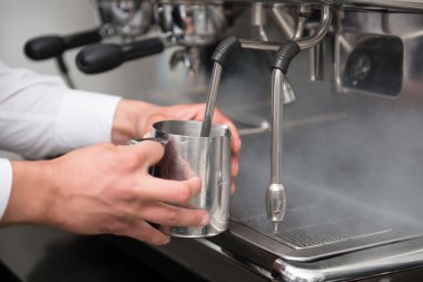 barista ve kahve makinesi