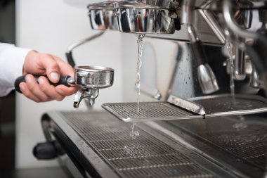barista ve kahve makinesi