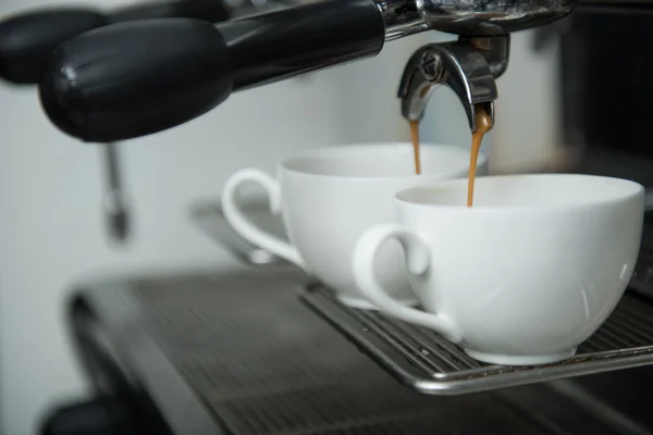 Barista und Kaffeemaschine — Stockfoto