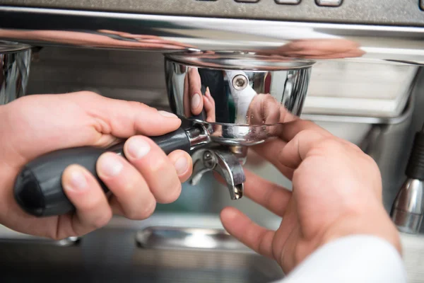 Barista e máquina de café — Fotografia de Stock