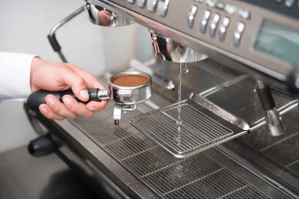 Barista ve kahve makinesi — Stok fotoğraf