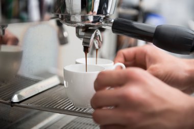 barista ve kahve makinesi