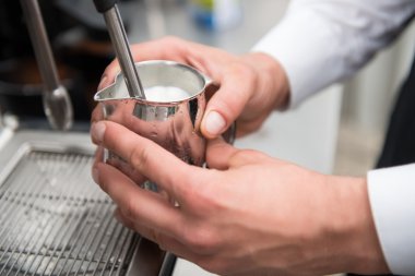 barista ve kahve makinesi