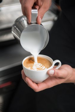 barista kahve yapıyor