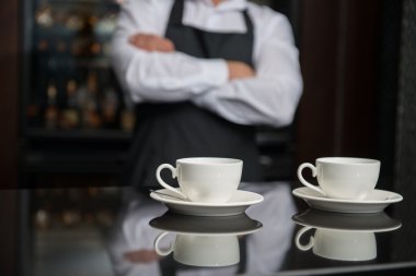 barista kahve yapıyor