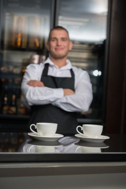 barista kahve yapıyor