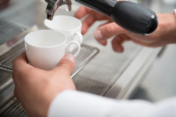 Barista e máquina de café — Fotografia de Stock