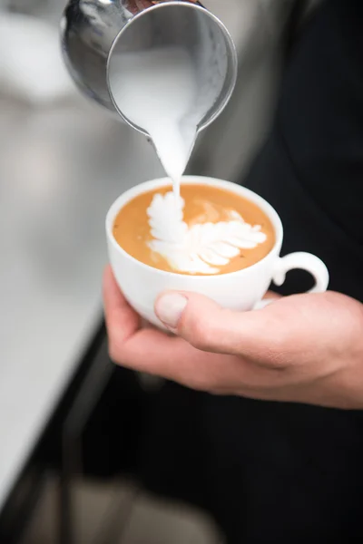 Barista fazendo seu café — Fotografia de Stock