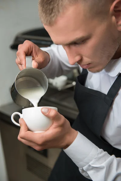 Barista fazendo seu café — Fotografia de Stock