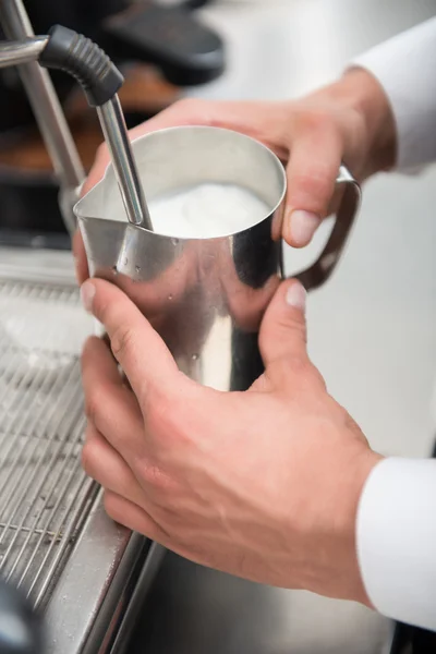 Barista fazendo seu café — Fotografia de Stock