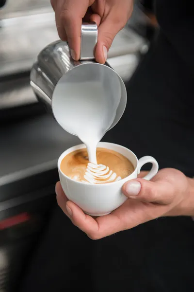 barista kahve yapıyor