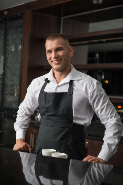 Barista fazendo seu café — Fotografia de Stock