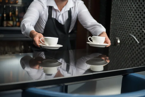 Barista fazendo seu café — Fotografia de Stock