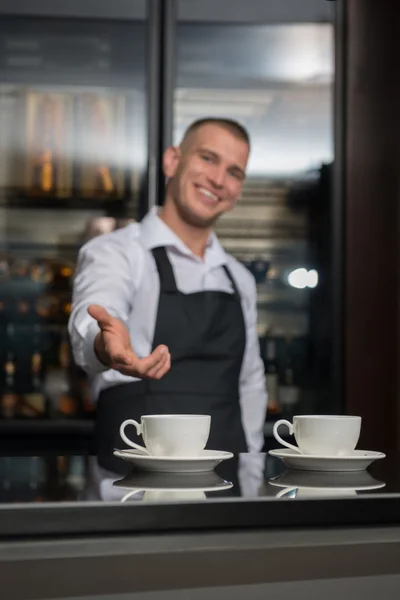 Barista gör ditt kaffe — Stockfoto