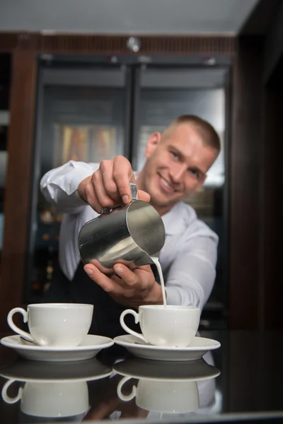 Dělá kávu Barista — Stock fotografie