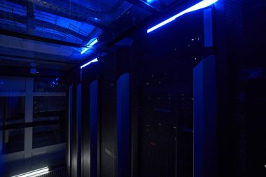 Odada farklı göstergeleri olan modern çalışma depolama sisteminin resmi