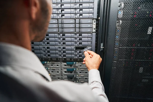 Непризнанный европейский администратор технического обслуживания осматривает суперкомпьютер в серверной — стоковое фото