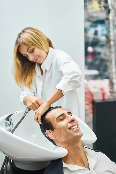 Πελάτης να πάρει ευχαρίστηση από το πλύσιμο των μαλλιών στο κατάστημα ομορφιάς — Φωτογραφία Αρχείου