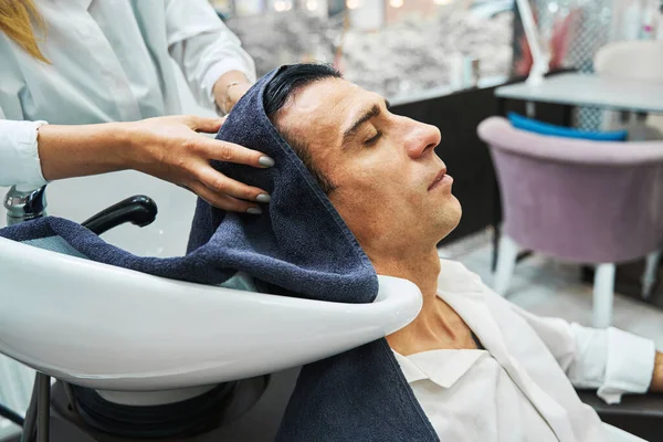Κομμωτήρια ξήρανση άνθρωπος κεφάλι με πετσέτα μετά το πλύσιμο — Φωτογραφία Αρχείου