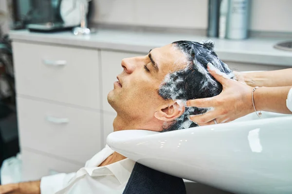 Beauty Salon πελάτη αίσθηση χαλαρή από το πλύσιμο των μαλλιών — Φωτογραφία Αρχείου