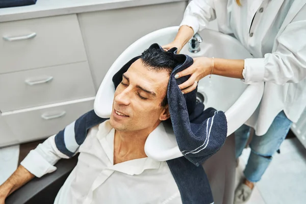 Κομμωτήριο πελάτη απολαμβάνοντας την αφή της πετσέτας στα μαλλιά του — Φωτογραφία Αρχείου