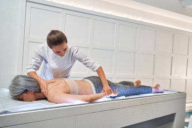 Becerikli bir tıp çalışanı manuel terapi yapıyor.