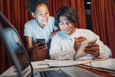 Amerikalı kadın akıllı telefondan bilgi alıyor.