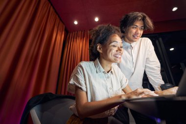 Kadın ve erkek yeni projeleri tartışıyor