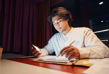 İş yerinde anket dolduran ciddi bir adam.