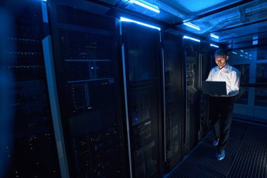 Yoğunlaştırılmış sunucu yöneticisi ağ parametrelerini dizüstü bilgisayarla kontrol ediyor