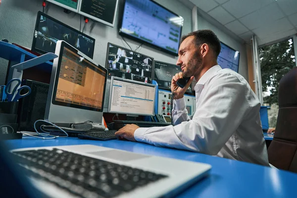 Servertekniker svarar på telefonsamtal från kontrollrummet — Stockfoto