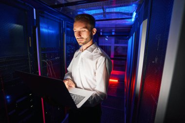 Sunucu raflarını dizüstü bilgisayarla tarayan sistem teknisyeni